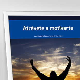 Atrévete a motivarte. <p>En una sociedad cada vez más desmotivada, en la que impera la negatividad, ¿qué estímulos necesitamos para sentirnos motivados y ser más felices? A partir de su experiencia empresarial y deportiva, los autores nos enseñan el camino hacia la motivación y el pensamiento positivo.</p>
<p>¿Qué nos mueve? ¿Qué nos apasiona? ¿Cómo podemos conocernos mejor a nosotros mismos? ¿Cómo podemos superar nuestros miedos, nuestras limitaciones, y reforzar nuestra autoconfianza? ¿Cómo mejoramos nuestra motivación y la de los demás? Juan Carlos Cubeiro y Jorge Carretero nos responden a todas estas preguntas.</p>
<p>Todo ello, ilustrado con el ejemplo de cincuenta personajes relevantes de la vida pública que han logrado el éxito en sus disciplinas en buena medida gracias a su confianza, a su capacidad de superación y a su talante luchador.</p>
<p>Un libro, en definitiva, que nos ayuda a alimentar nuestra curiosidad, a ser optimistas, a contagiar nuestro entusiasmo, a confiar en nosotros mismos, a creer en nuestros sueños&hellip; Toda una carta de intenciones para ser mejores&hellip; y sentirnos &mdash;en definitiva, ser&mdash; más felices.</p>