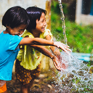 Gestión sostenible del agua. Con el curso “Gestión sostenible del agua” descubrirás la importancia del agua para la vida en la Tierra. Conocerás la cantidad de agua potable en la Tierra, sus usos y las formas para poder ahorrar agua tanto dentro como fuera del hogar. Descubrirás los efectos del cambio climático sobre la tierra y reconocerás las vías que hay que tomar para evitar la sequía en el planeta.
