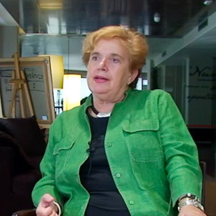 100 años cuidando de la sociedad. El pasado año 2015 se cumplieron 100 años del reconocimiento oficial del título de enfermera en España. 100 años trabajando en proporcionar cuidados de salud a la sociedad. Una labor de la que deberían concienciarse tanto la propia profesión como la sociedad. 