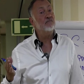 Cómo alcanzar el éxito a través de la confianza. Estos tiempos difíciles y de hartazgo son tiempos de reaccionar, de aunar fuerzas desde una actitud positiva, activando el coraje, despertando a los que nos rodean y aún duermen. Se trata fundamentalmente de recuperar la confianza perdida, comenzando desde nosotros mismos y expandiéndola a nuestro alrededor.<br /><br />Ingeniero aeronáutico, doctor en Ciencias Económicas y Empresariales, diplomado en Psicología Social, consultor y conferenciante organizacional sobre gestión de personas y desarrollo de talentos.<br /><br />Profesor titular de la Deusto Business School . Cuenta con una dilatada experiencia empresarial como fundador y socio-presidente de la consultora Desarrollo Organizacional, desde la que ha asesorado a un gran número de empresas nacionales e internacionales en los últimos 30 años.<br /><br />Creador del modelo de GESTIÓN POR CONFIANZA, es un reconocido profesional a nivel internacional, habiendo impartido conferencias en Alemania, Angola, Argentina, Bolivia, Brasil, Chile, Egipto, Eslovenia, Estados Unidos, Finlandia, Inglaterra, Irlanda, México, Paraguay, Perú, Portugal y Taiwán.