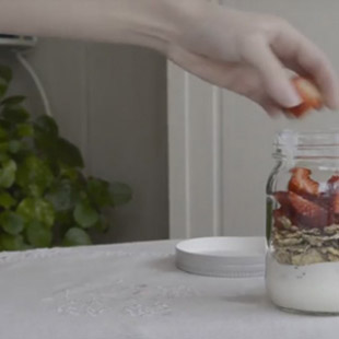 Desayunos fáciles y saludables. Dada la gran importancia que tiene para nuestra salud el realizar un buen desayuno, este video nos muestra  dos recetas muy fáciles, rápidas y muy sanas para empezar la mañana con fuerza. 