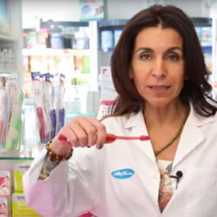 Cepillarse bien los dientes. Tutorial. Para mantener una buena salud dental es imprescindible una correcta higiene bucal. En este vídeo se nos muestra la manera correcta de cepillarnos los dientes.