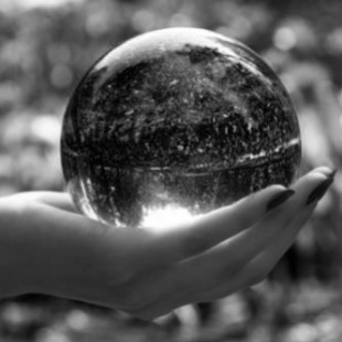 El efecto bola de cristal y la visión rayos X. ¿Cuántas veces has dejado de hacer cosas por anticipar resultados negativos? ¿Cuántas veces has hecho depender tu manera de actuar de lo que creías que la otra persona pensaba o iba a pensar de ti?… <br />Muchas veces dejamos que nuestra “bola de cristal mental” y nuestro “poder de visión Rayos X” guíe nuestro comportamiento, cuando lo cierto es que ninguno de nosotros (o al menos dejémoslo en la mayoría…) somos magos, videntes, ni tenemos súper poderes para leer el futuro ni para conocer lo que otros piensan (a menos que nos lo digan)…<br />