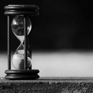 Ansiedad y Estrés: De la adaptación al Problema. ¿Qué es la ansiedad? ¿Qué es el estrés? ¿Cuándo se convierten en un problema que hay que intervenir? <br />La ansiedad es una respuesta adaptativa del organismo que se pone en marcha ante situaciones que se perciben como amenazantes. El que esta respuesta se convierta o no en un problema depende del grado de intensidad, de su duración temporal, así como de los elementos que la pongan en marcha. Si no se maneja adecuadamente puede generar importantes interferencias en la vida de la persona.