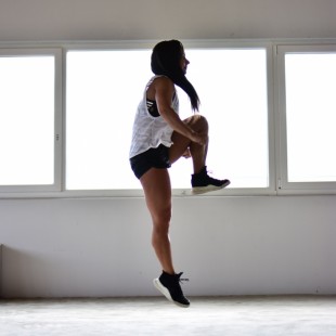 Día 2 -ENERGÍA- Un culo 10 . Bienvenid@ a "UN CULO 10" <br /><br />Te propongo un entrenamiento de 30 días para tener "UN CULO 10". No importa la edad, tan solo necesitas 5 minutos al día para experimentar un asombroso cambio. ¡Te aseguro que notarás el antes y el después!<br /><br />En este vídeo verás ejercicios de activación de glúteos mínimo, medio y máximo con los que seguiremos trabajando en los próximos días.