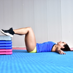 Día 5 -ILUSIÓN- Un culo 10 . Bienvenid@ a "UN CULO 10" <br /><br />Te propongo un entrenamiento de 30 días para tener "UN CULO 10". No importa la edad, tan solo necesitas 5 minutos al día para experimentar un asombroso cambio. ¡Te aseguro que notarás el antes y el después!<br /><br />Ya casi has completado la primera semana y este vídeo, y el mirarte al espejo, te animará a querer continuar. 