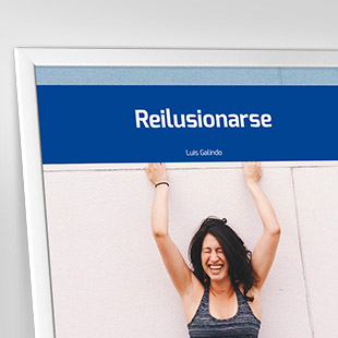 Reilusionarse. <p>Los ocho capítulos de los que consta Reilusionarse te despiertan, te estimulan y te recuerdan que hay que vivir al cien por cien, que hay que tomar conciencia de que cada uno de nosotros elige la actitud con la que caminar por su vida. Luis Galindo condensa en este libro las enseñanzas del optimismo inteligente que han guiado sus cursos y conferencias en los últimos años: aprender del pasado, disfrutar del presente e ilusionarse por el futuro.</p>
<p>A través de la reflexión, conmovedoras historias, consejos útiles y ejercicios prácticos, este libro nos conduce por la senda de la reilusión. Para lograrlo, el autor nos transmite la pasión que llena su vida, la ilusión por el trabajo bien hecho, el valor del ocio de calidad, la esperanza en el futuro, el valor del agradecimiento y del esfuerzo, y nos enseña a impregnar de disfrute y amor todo lo que hacemos.</p>
<p>Un libro que te cambiará la vida, como se la ha cambiado ya a las personas cuyos testimoniales se incluyen en esta 10ª edición ampliada.</p>